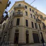 L�attivit� si trova al piano strada di un raffinato palazzotto color ocra costruito nel secondo decennio del 900. Alzando lo sguardo notiamo una sinuosa balconata all�ultimo piano e un cornicione marcapiano sorretto da mensoloni che delimita la terrazza
